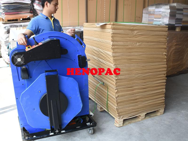 ErgoPack Ergonomic pallet strapping system with electrically driven Chain Lance